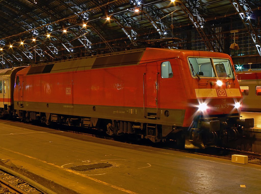 120 143-3 in K�ln Hbf am 18.12.09