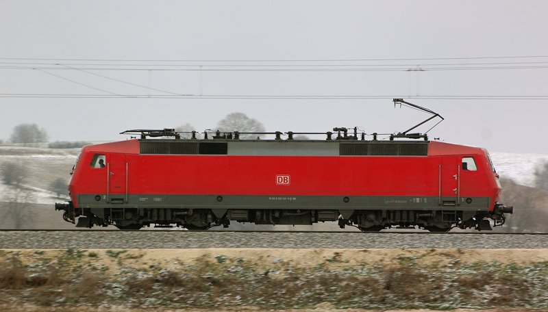 120 146-6, eilt Richtung Ulm! Bald sollte sich der Zweck ihrer Solofahrt aufkl�ren. Aufgenommen am 15.12.09, Strecke Augsburg-Ulm, kurz vor Burgau.