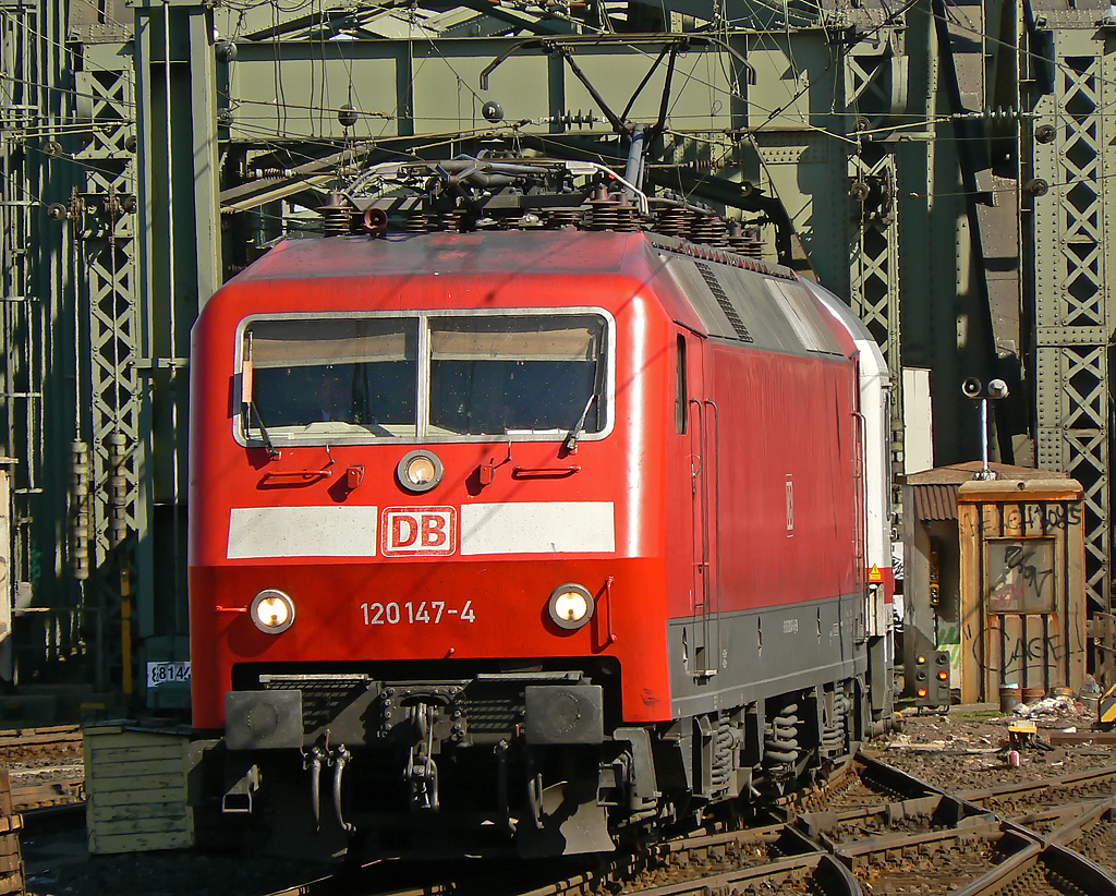 120 147-4 bei der Einfahrt in K�ln Hbf am 06.04.2010