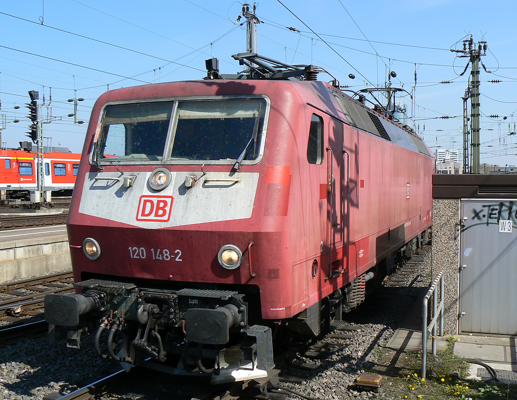 120 148-2 in  sch�n rot  bei der Einfahrt auf Gleis 5 in K�ln Hbf am 23.04.2010