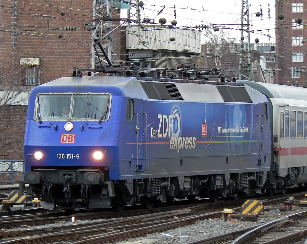 120 151-6 bei der Einfahrt in den K�lner Hbf mit dem ICE Ersatzzug nach Berlin Ostbf. an einem recht st�rmischen 28.02.2010