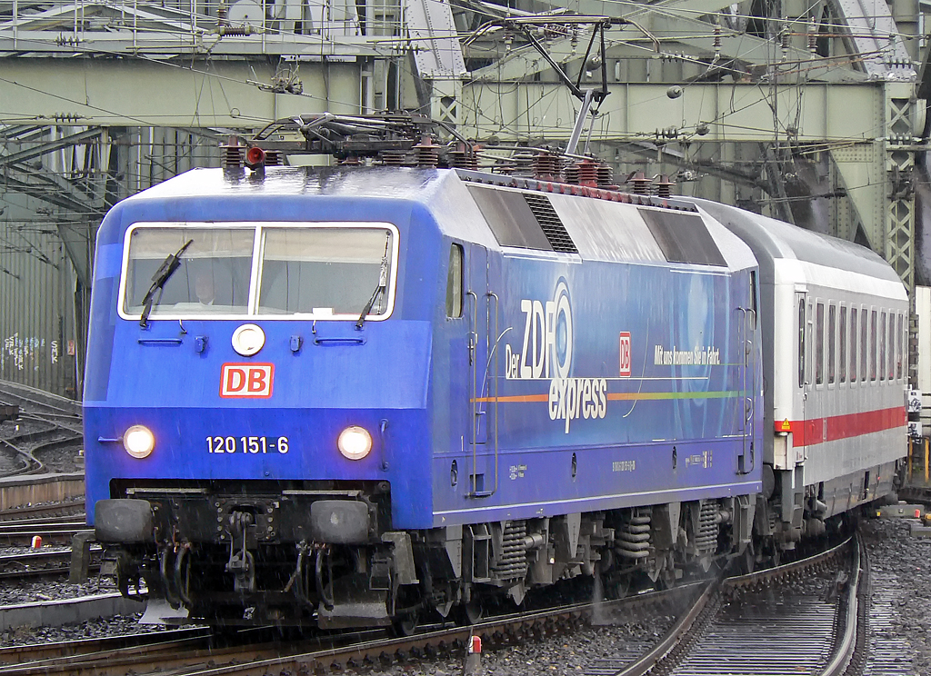 120 151-6 bei der verregneten Einfahrt in K�ln Hbf am 02.05.2010 mit dem IC 1915 nach T�bingen .