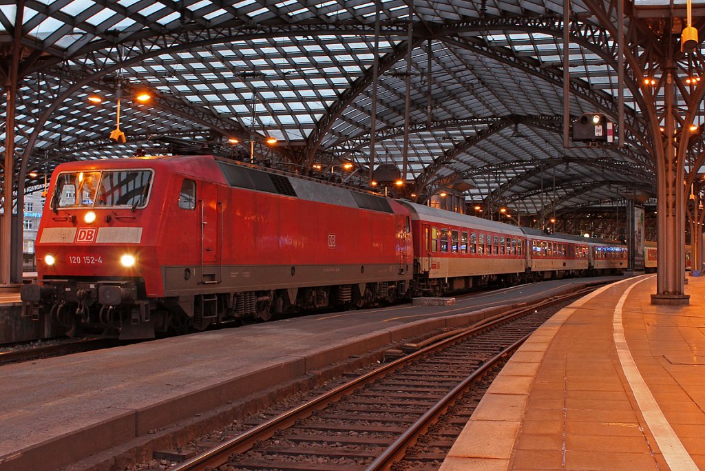 120 152-4 am CNL 455  Jan Kiepura  /  Kopernikus  in K�ln Hbf am 26.07.2011