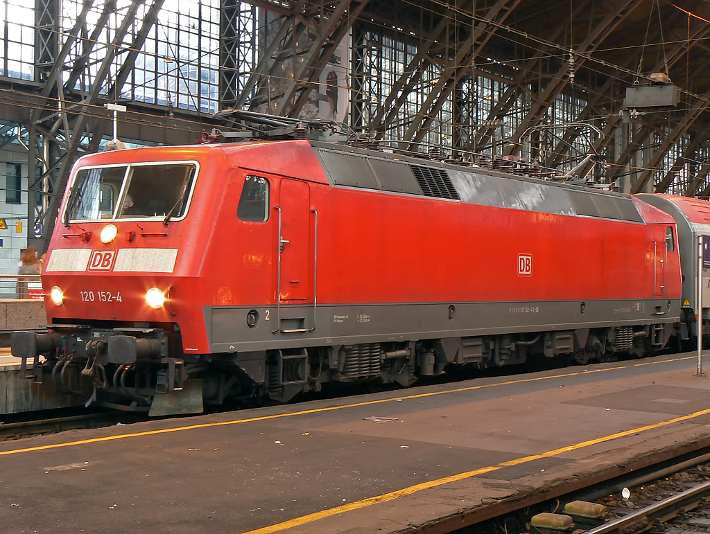 120 152-4 am EN420 aus Wien Westbf. im Portrait in K�ln Hbf am 30.12.2010