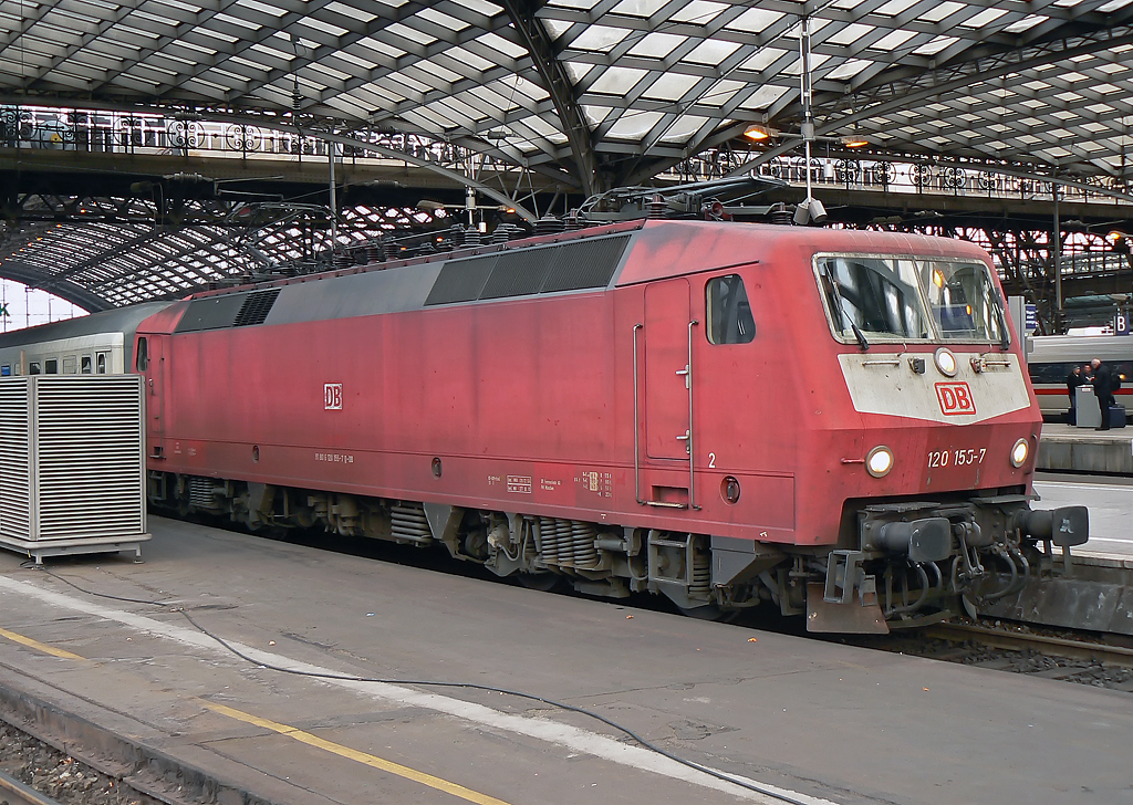 120 155-7 an Gleis 2 in K�ln Hbf am 02.01.2011