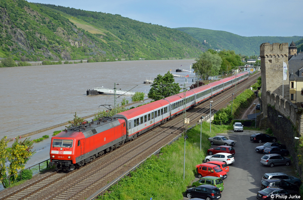 120 155-7 mit dem IC 118 von Salzburg nach M�nster am 02.06.2013 bei Oberwesel.

