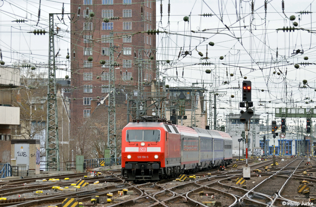 120 156-5 mit dem EN 420 von Wien West nach K�ln am 14.04.2013 bei der Einfahrt in den K�lner Hbf.