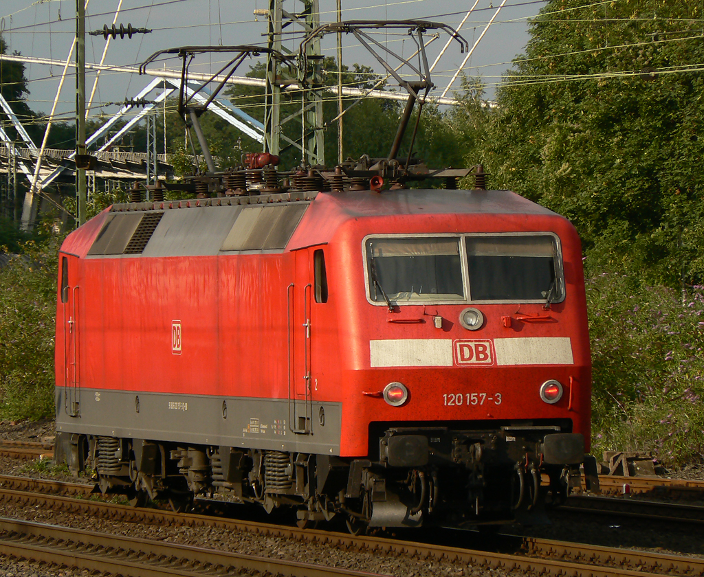 120 157-3 mit beiden Pantos oben in K�ln West am 13.08.2010