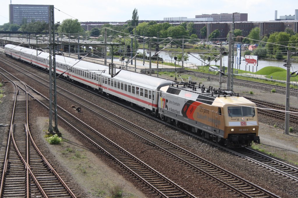 120 159 auf einer ihrer ersten Fahrten im 175Jahre Look in Wolfsburg HBF am 30.05.2010