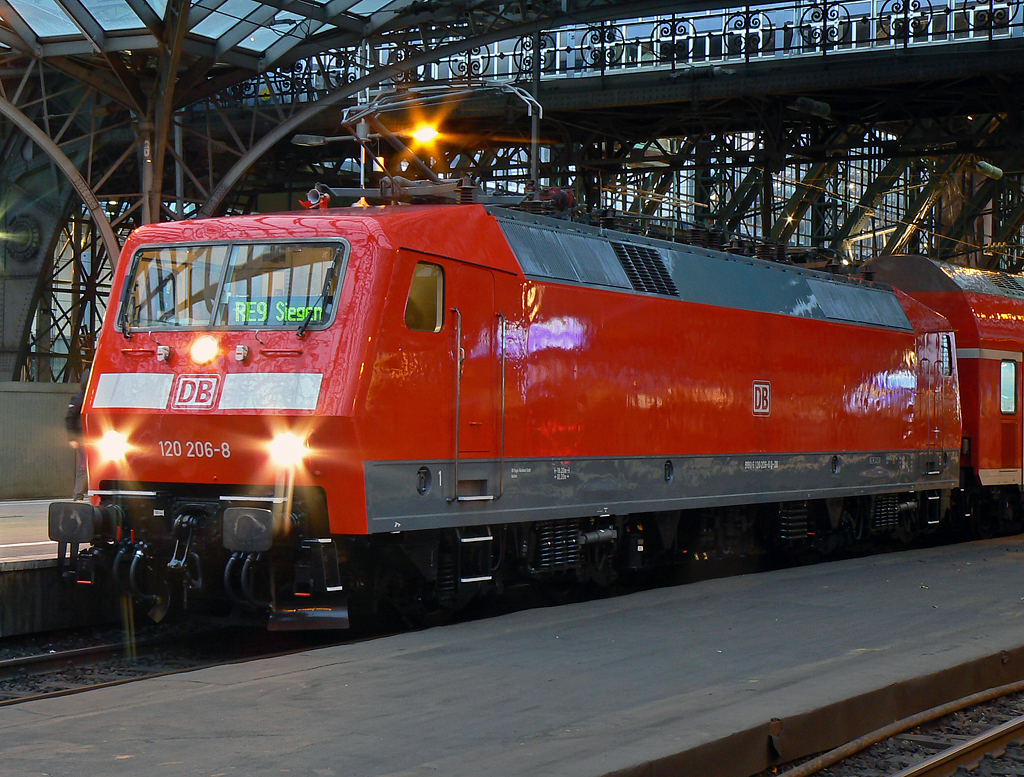 120 206-8 im Portrait in K�ln Hbf. am 12.12.2010