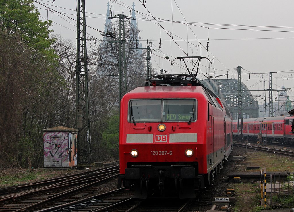 120 207-6 am RE rtg Siegen in K�ln Messe/Deutz am 04.04.2012
