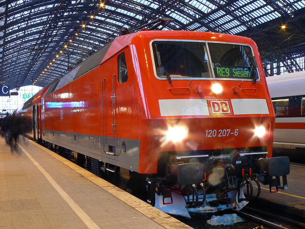 120 207-6 am RE9 in K�ln Hbf. am 03.12.2010 , ein hart umk�mpftes Bild ;-))