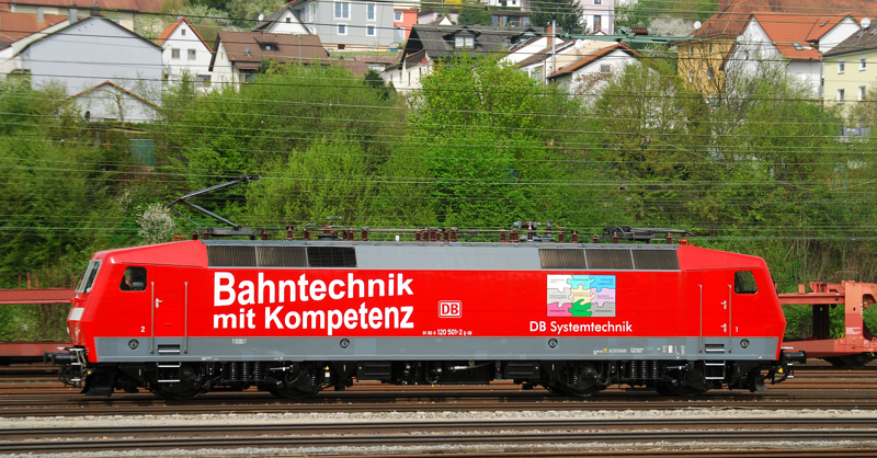 120 501-2, Bahnkompetenz, aufgenommen beim Umsetzen an einem Me�zug im Bahnhof Treuchtlingen, am 01.05.13.