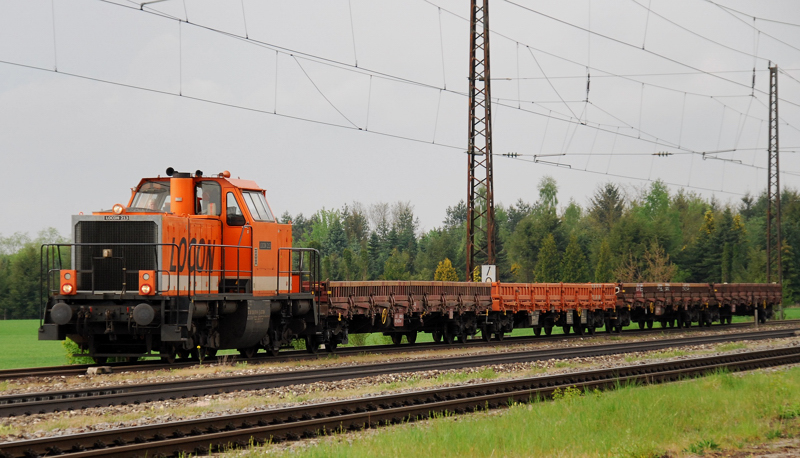 (1)214 003-6, Locon, aufgenommen mit einem kurzen Niederbordwagenzug bei der Durchfahrt durch Gersthofen, am 27.04.11.