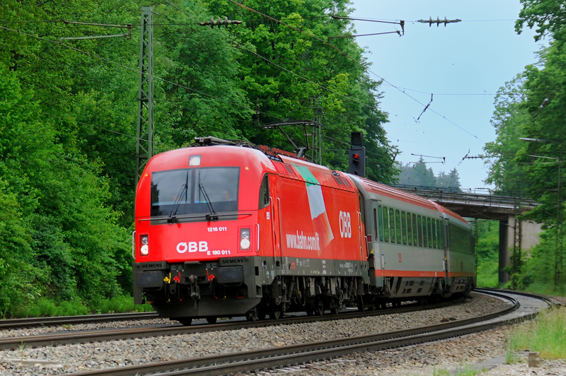 1216 011-7, aufgenommen am 01.06.10, bei der Durchfahrt durch A�ling.