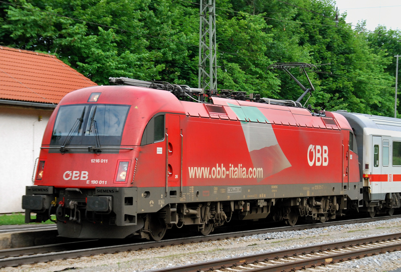 1216 011, aufgenommen am 11.06.11, bei der Durchfahrt durch A�ling, Obb.