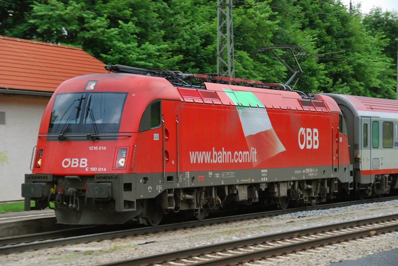 1216 014, aufgenommen am 11.06.11, bei der Durchfahrt durch A�ling.