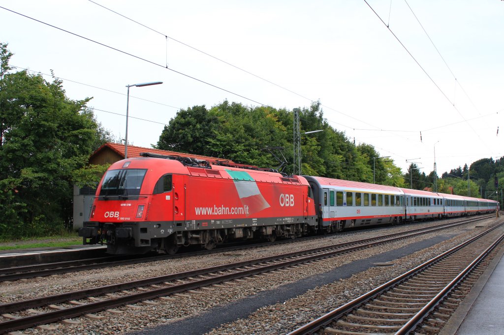 1216 016 durchf�hrt soeben den Bahnhof von Assling/Obb. Aufgenommen am 16. August 2012.