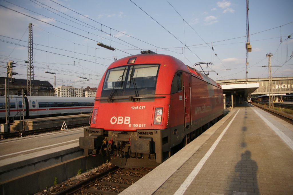 1216 017 aufgenommen an 25. April 2011 kurz vor der Abfahrt aus M�nchen.