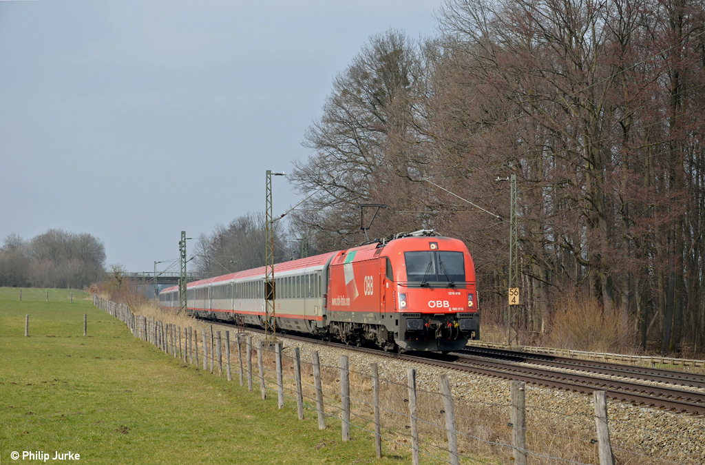 1216 018-2 mit dem EC 83 von M�nchen nach Verona am 03.04.2013 am B� Vogl.