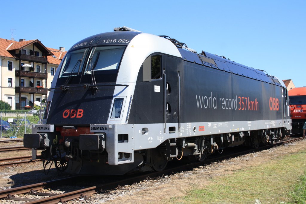 1216 025 stand am 01.08.2010 auch zur Fahrzeugaustellung in Freilassing.