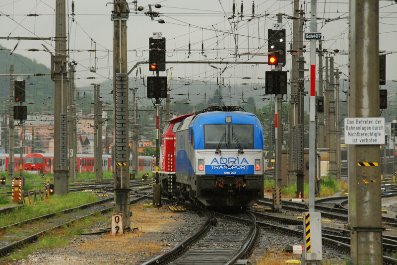 1216 922-5 wird von einer Salzburger Lokalbahn-Diesellok kalt umgesetzt. Aufgenommen am 02.06.10, in Salzburg.