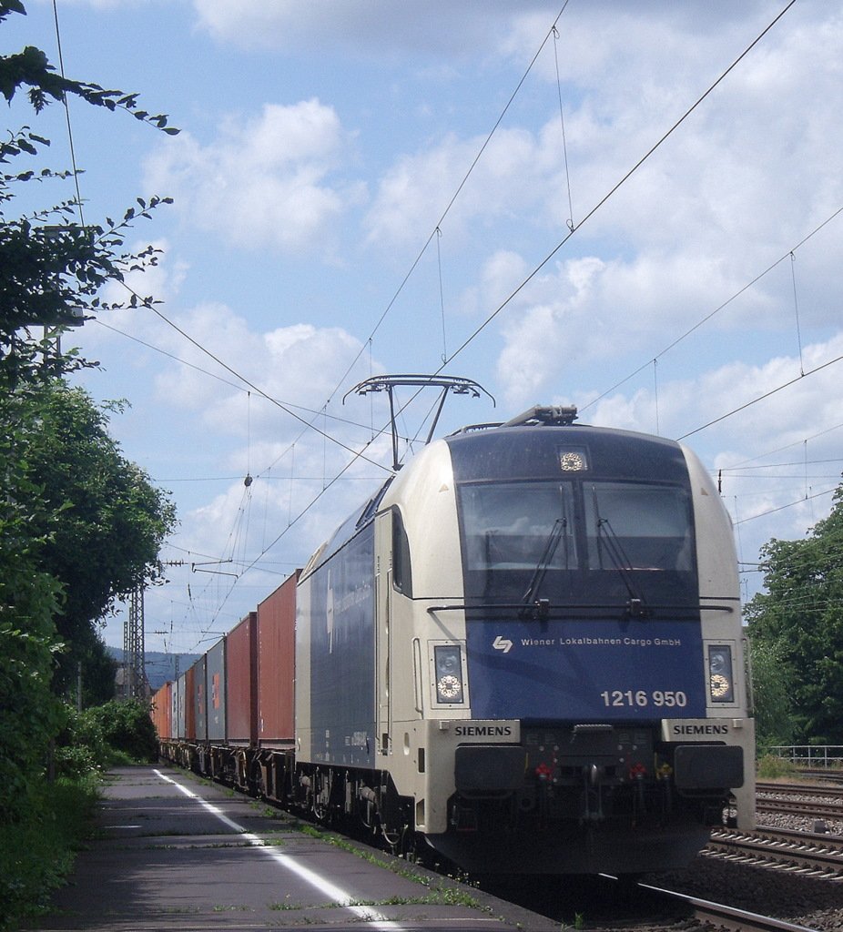 1216 950 der Wiener Lokalbahn lies sich am 07.07.2009 in Neuwied blicken.

Dank meiner zwangsweisen gro�en Freizeit (Realschule angeschlossen im Juni) hab ich viele Bilder im July gemacht... 

F�r solche Loks macht man sich gerne die Knie dreckig ;)