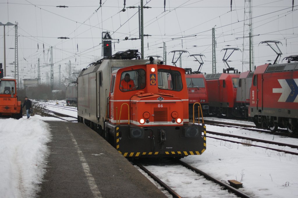 125 002-2 von WLE rangierte am 03.01.2011 in Krefeld-Hbf 186 902 herum.