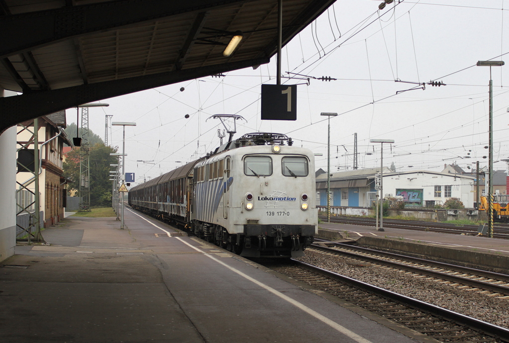 139 177-0 durchf�hrt mit dem Henkelzug den Bahnhof von Neuwied(Rhein) am 23.09.2010. W�re mein Bus p�nktlich gewesen w�re auch ein besseres Bild drinnen gewesen.....