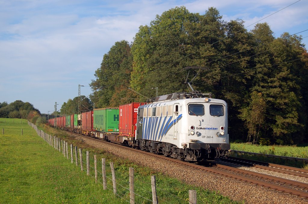 139 260 von Lokomotion mit dem   Rote Kisten   Zug zum Brenner.
In Vogl konnte der Zug am 24.09.2010 abgelichtet werden.