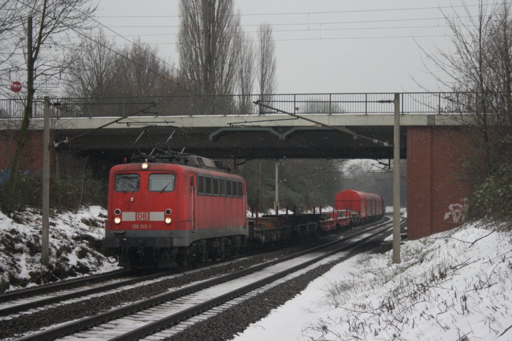 139 311 mit einem G�terzug am 04.01.2011 in Limmer