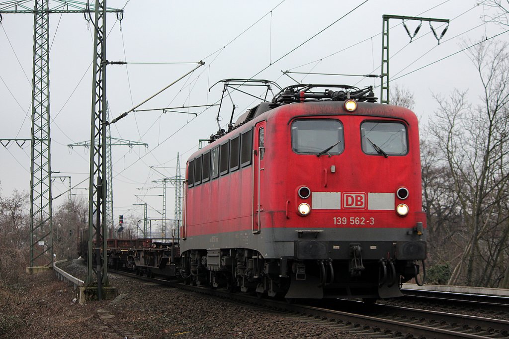 139 562-3 kurz vor der K�lner S�dbr�cke am 28.02.2012