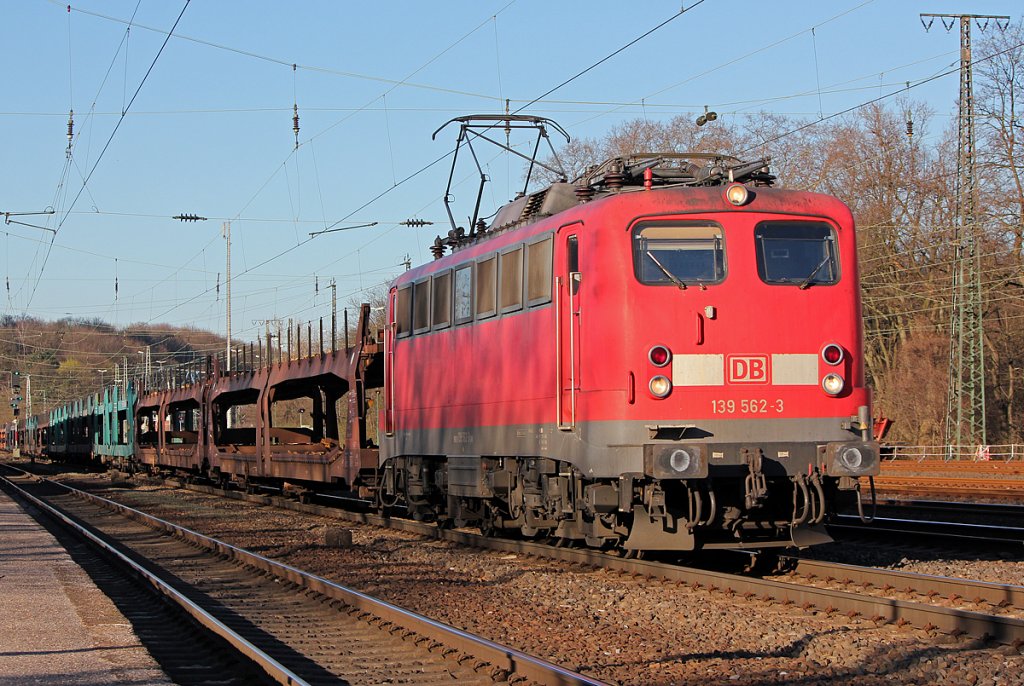 139 562-3 mit Autoleerzug in K�ln West am 19.03.2011