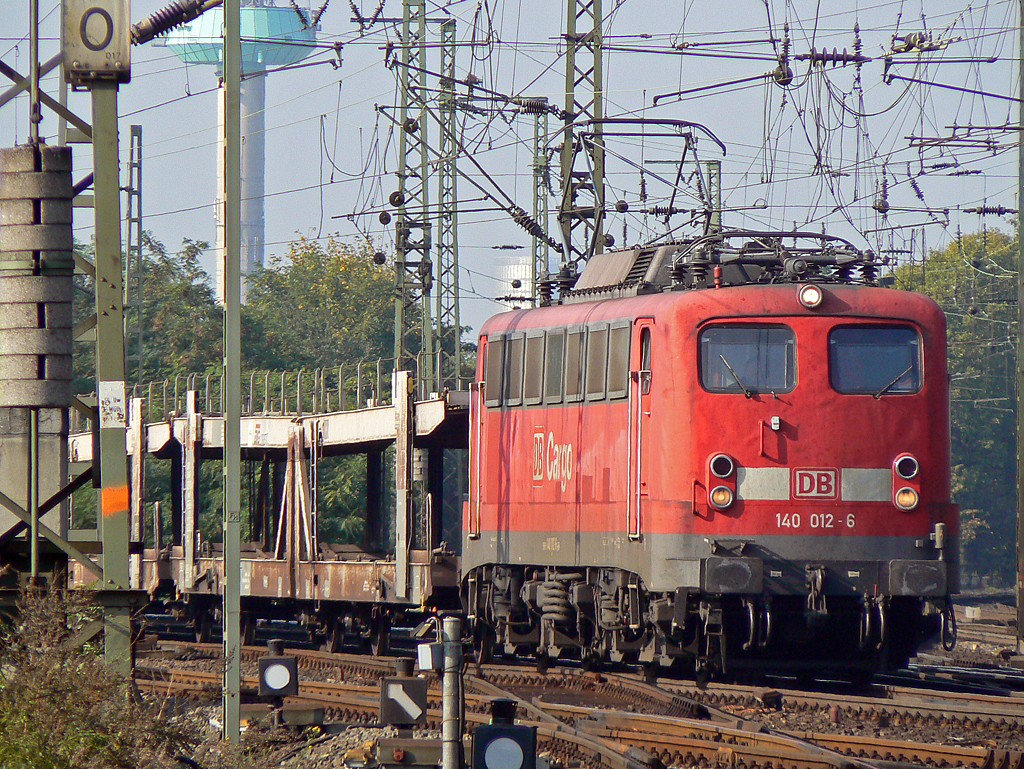 140 012-6 mit leeren Autotransportwagen in Gremberg am 13.10.2010