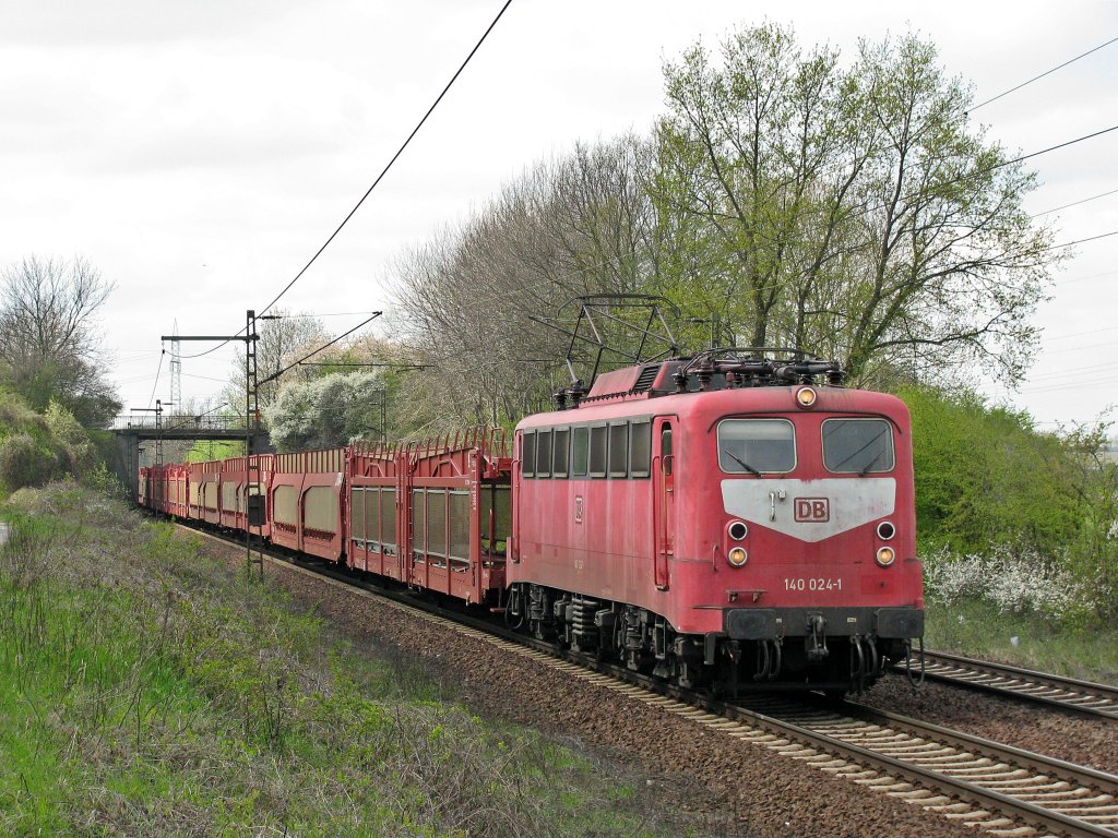 140 024 kam mit einem leeren Autozug durch Ahlten gefahren.
Aufgenommen am 22.04.2010.