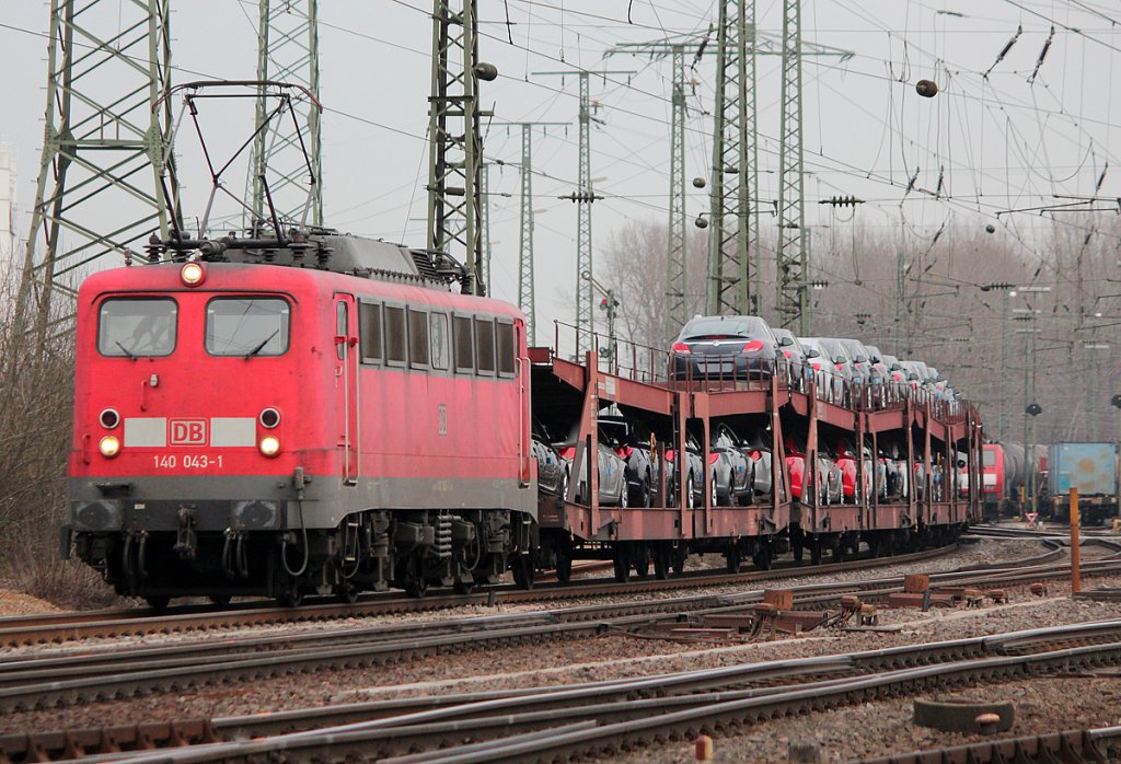 140 043-1 mit Autozug in Gremberg am 23.02.2011