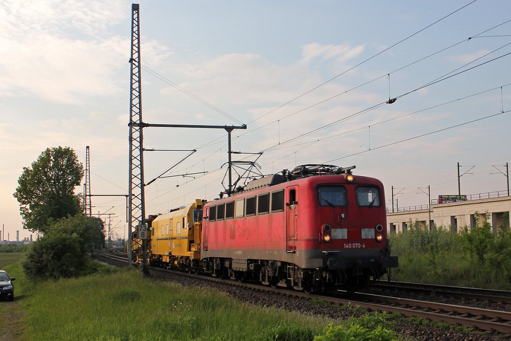140 070-4 mit kurzem Bauzug in Porz Wahn am 27.05.2013