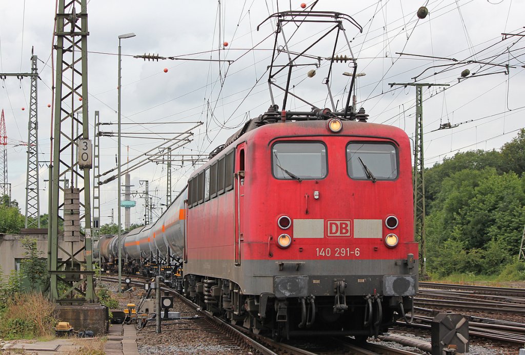 140 291-6 bei der Einfahrt mit Kesselzug in Gremberg am 21.06.2011