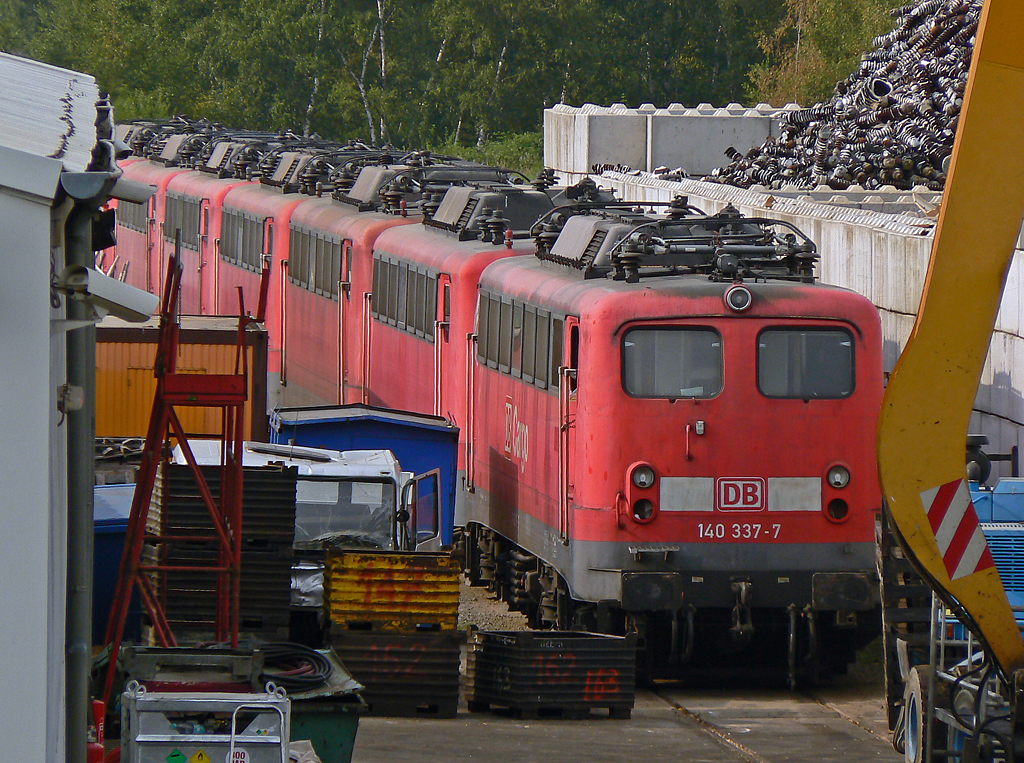 140 337-7 wartet auf ihr Schicksal bei der Fa. Bender in Opladen , aufgenommen am 01.07.2010 

