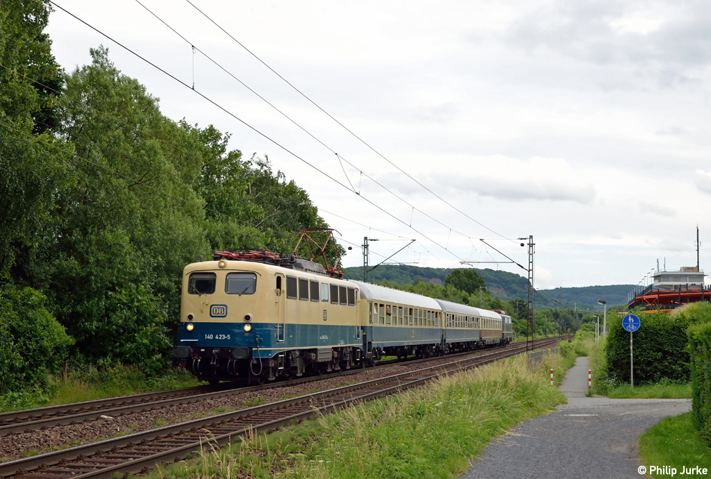140 423-5 und 140 128-0 am 22.06.2013 bei Bonn-Limperich.
