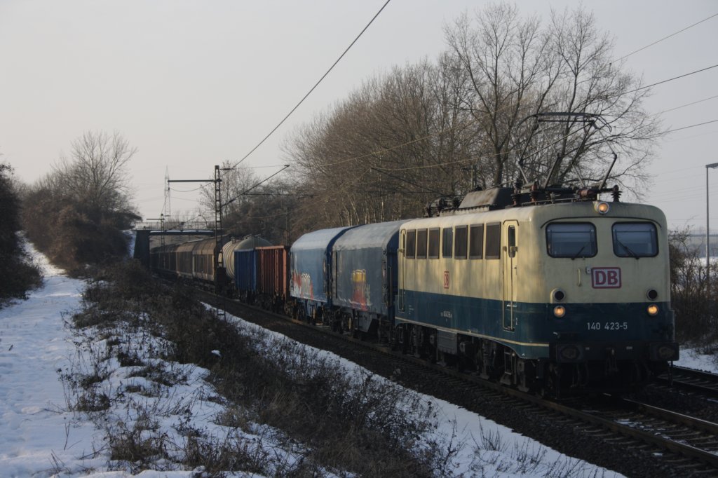 140 423 mit einem G�terzug von Seelze nach Seedin am 04.01.2010 in Ahlten