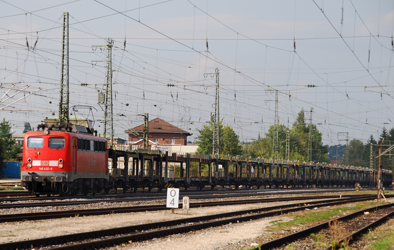 140 432-6, aufgenommen am 02.09.11, bei der Durchfahrt durch Treuchtlingen.