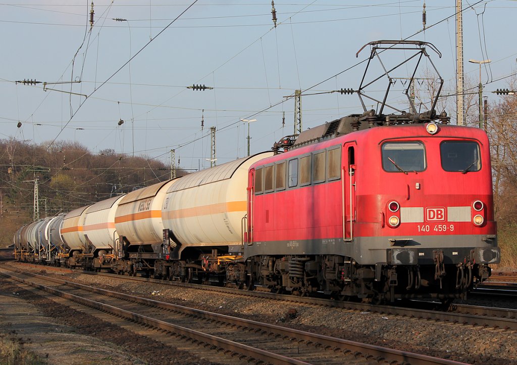 140 459-9 mit Kesselwagen in K�ln West am 15.03.2011