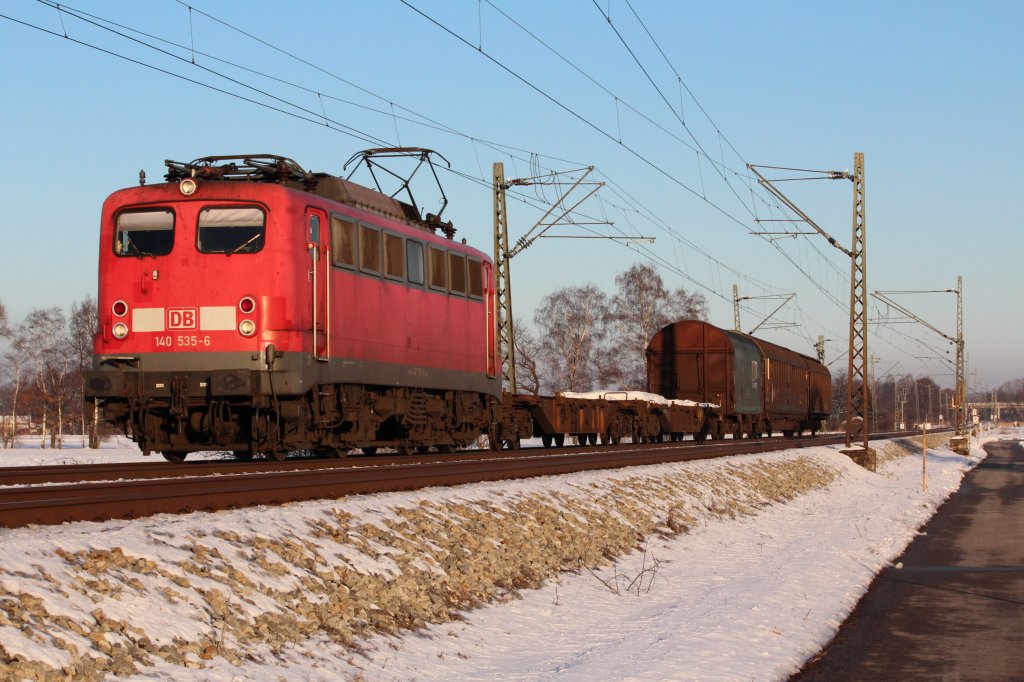 140 535-6 zog einen kurzen G�terezug in Richtung Rosenheim. Aufgenommen am 26. Januar 2012 kurz nach �bersee.