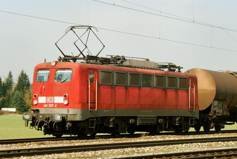 140 537-2, aufgenommen am 24.03.11, bei der Durchfahrt durch Gersthofen.