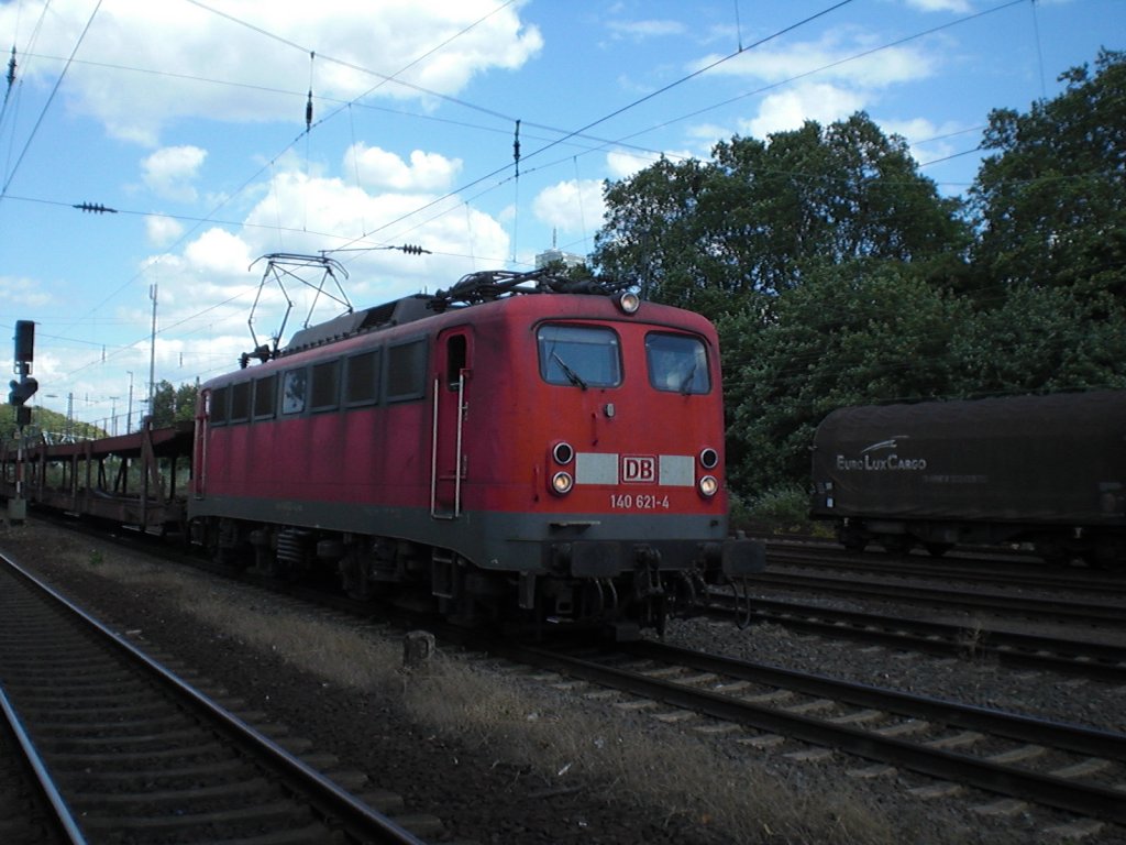 140 621-4 in K�ln-West. mit einem leeren Autozug.