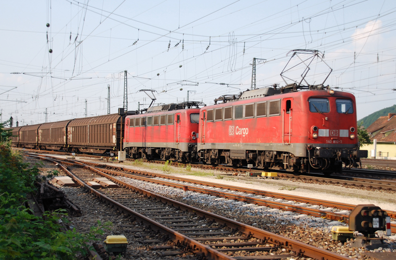 140 810-3 + 140 876-4, aufgenommen am 29.06.10, bei der Ausfahrt aus Treuchtlingen.