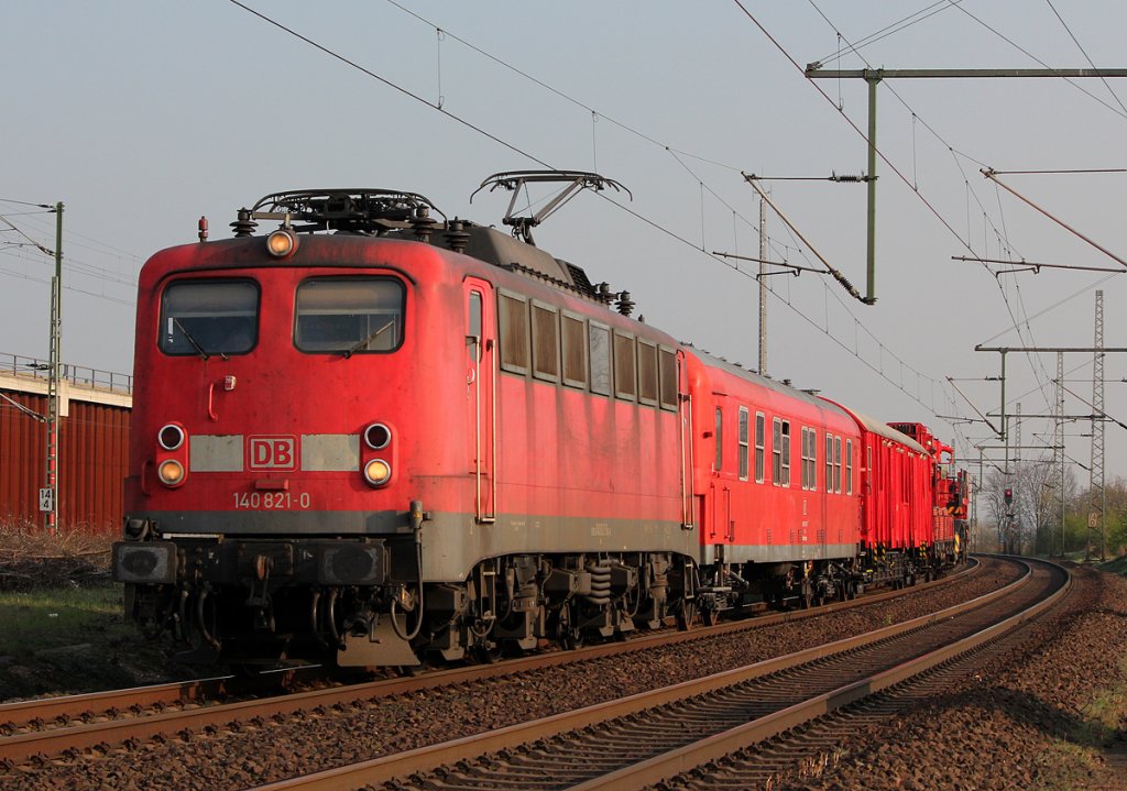 140 821-0 mit Hilfszug in Porz Wahn am 06.04.2012