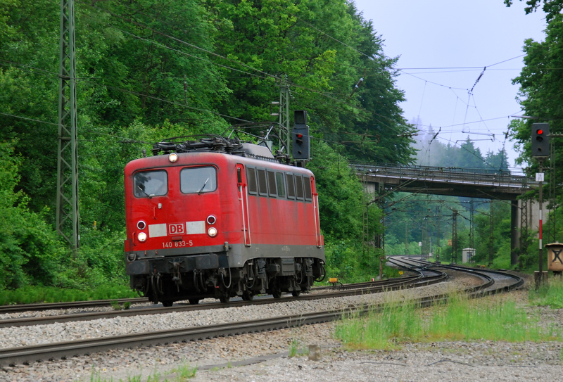 140 833-5, aufgenommen am 01.06.10, bei einer Solodurchfahrt durch A�ling.