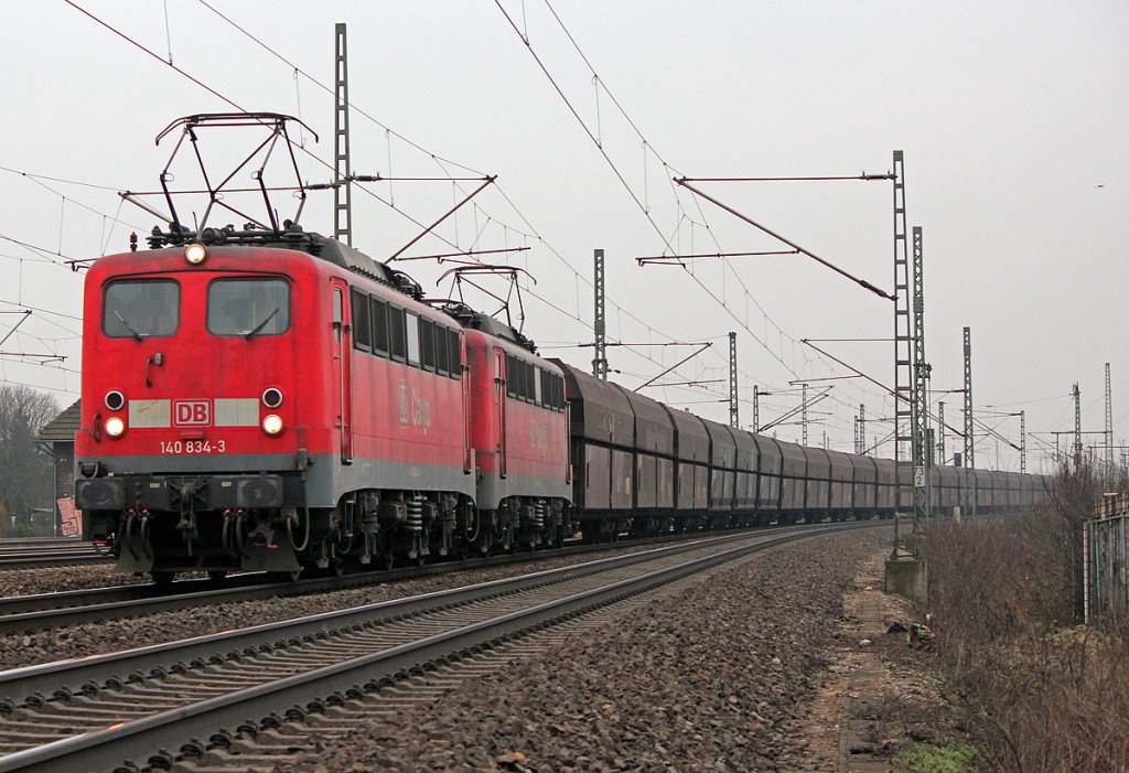 140 834-3 mit Schwestermaschine und gem. Gz. kurz hiner Porz Wahn am 25.02.2011
